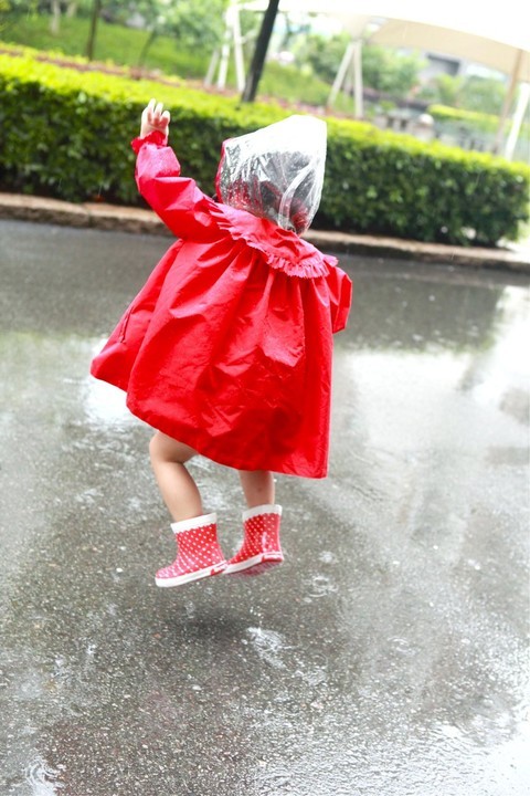 [童年必做的事情名称]下雨天,穿雨衣雨鞋踩水
