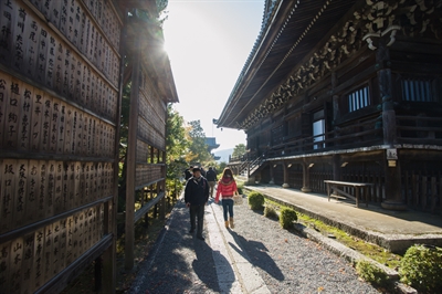 德川将军:德川纲吉,纲吉之母桂昌院和大阪富商泉屋吉左卫门出资兴建的