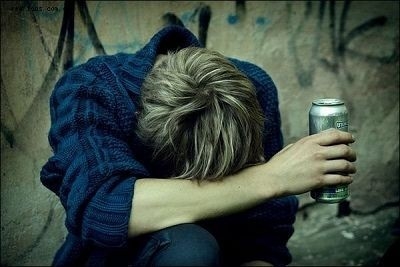 男 [ 你给朋友的走出失恋好方法 ]  告诉他:天涯何处无芳草,何必单 