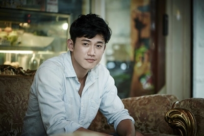 觉得他是现在台湾中生代男星中演技属一属二的,看过很多他的电视剧